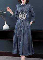 Vestido vaquero de algodón bordado, de corte entallado y manga larga, color azul marino y cuello alto